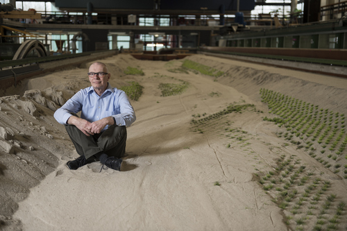 Henk Jan Verhagen in 
        een laboratorim te Delft